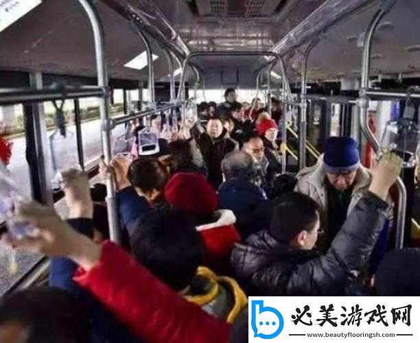公交车车站最后一排被多人玩：惊人一幕！