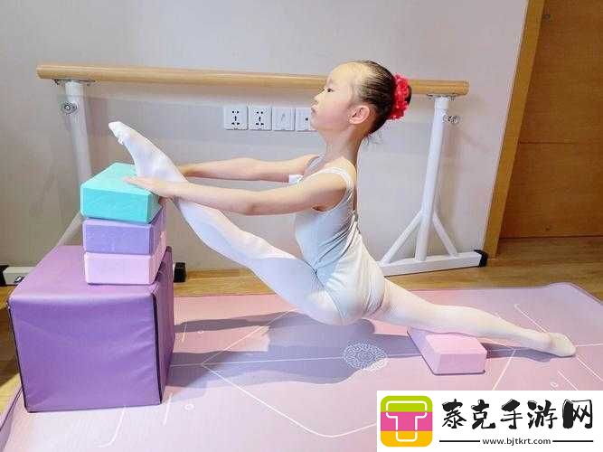 舞蹈生戴小玩具练劈叉：这合适吗！