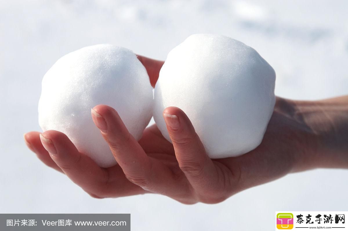 “两团雪球在手网友惊掉眼球：游戏世界的‘冰火两重天’”！