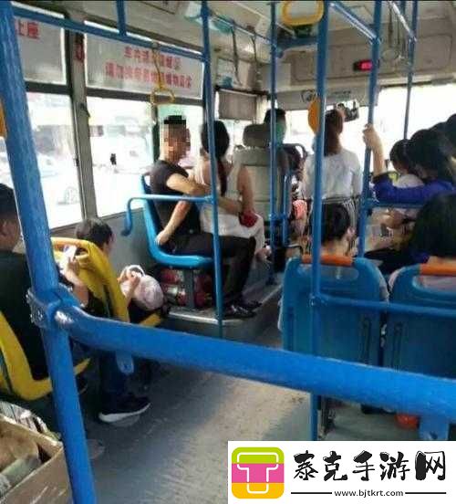 公交车上的尴尬瞬间：两人为何做出如此举动！